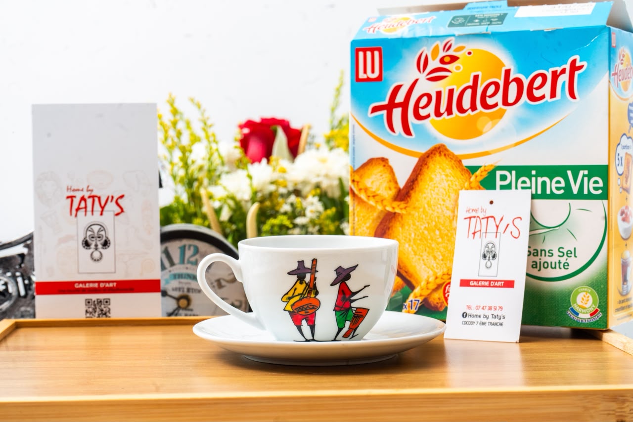 Tasse à café en porcelaine blanche décorée musiciens africains