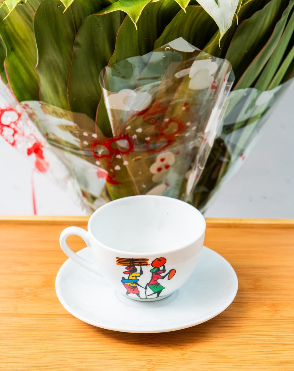 Tasse et soucoupe en porcelaine blanche motif femmes africaines colorées