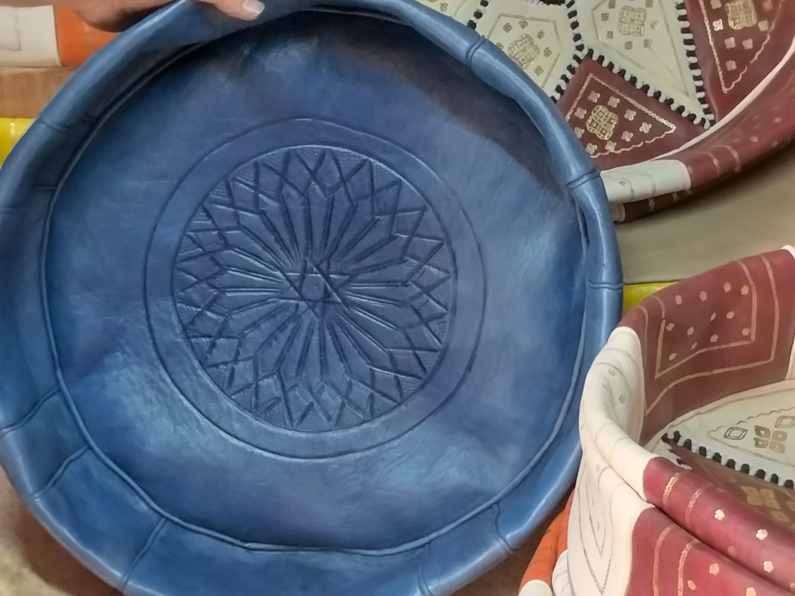 Plateau en cuir tressé bleu motif rosace