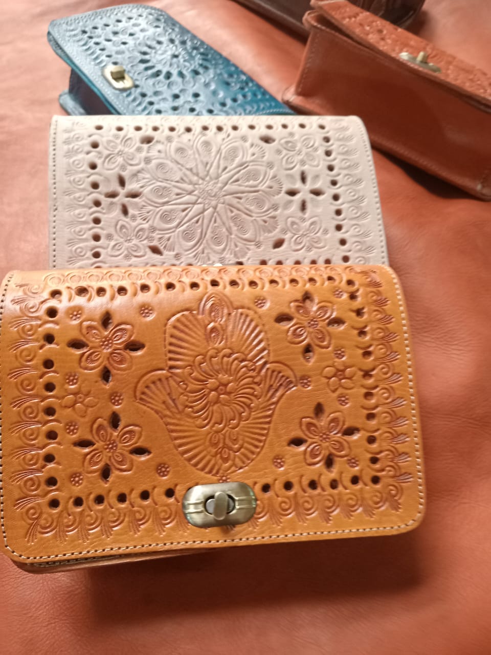 Pochette en cuir repoussé et ajouré motifs floraux