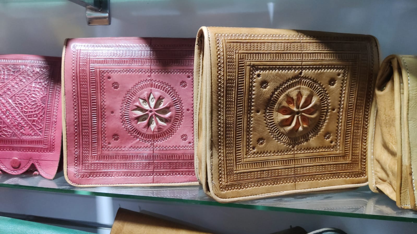 Pochette en cuir repoussé artisanal motif rosace