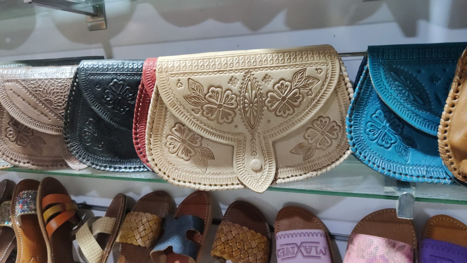 Pochette en cuir repoussé artisanal motifs floraux