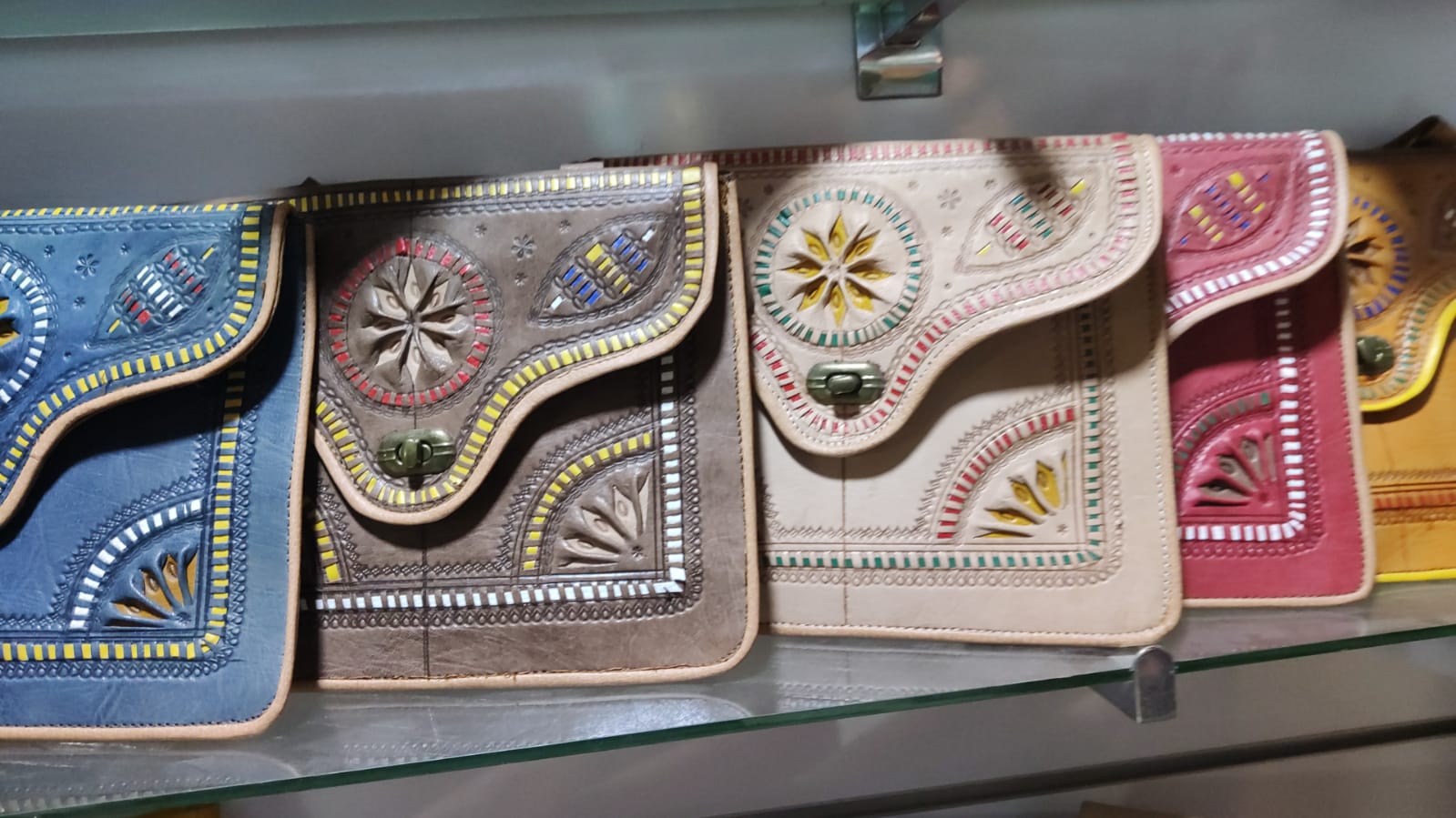 Pochette en cuir repoussé brodé artisanal - plusieurs coloris