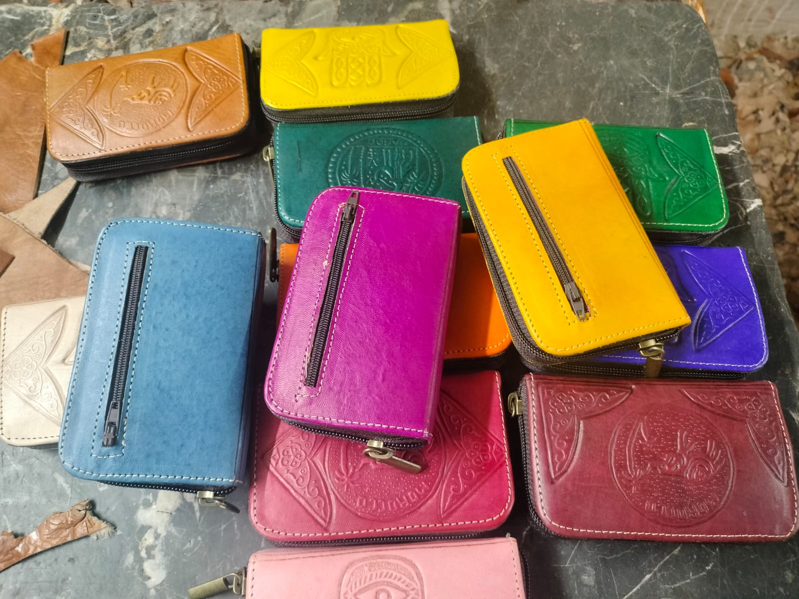 Portefeuille en cuir embossé artisanal - multiple couleurs