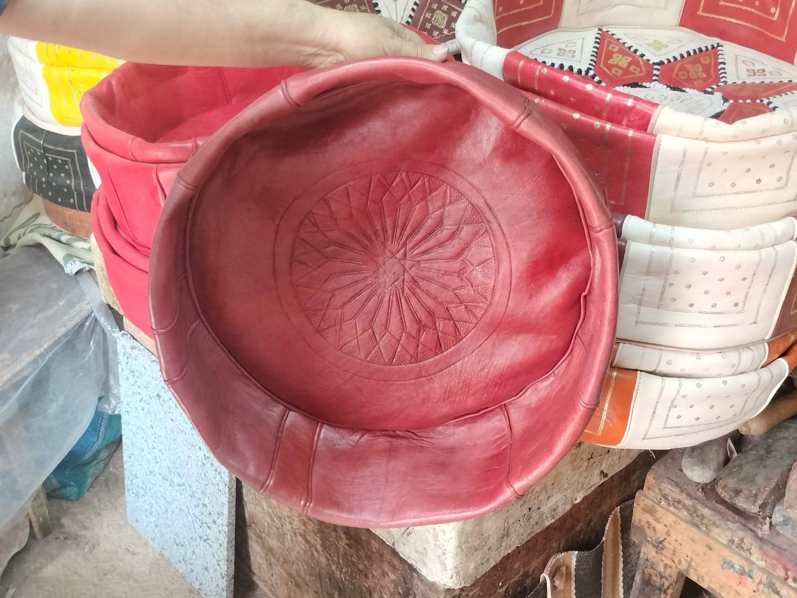 Pouf marocain en cuir rouge bordeaux gravé