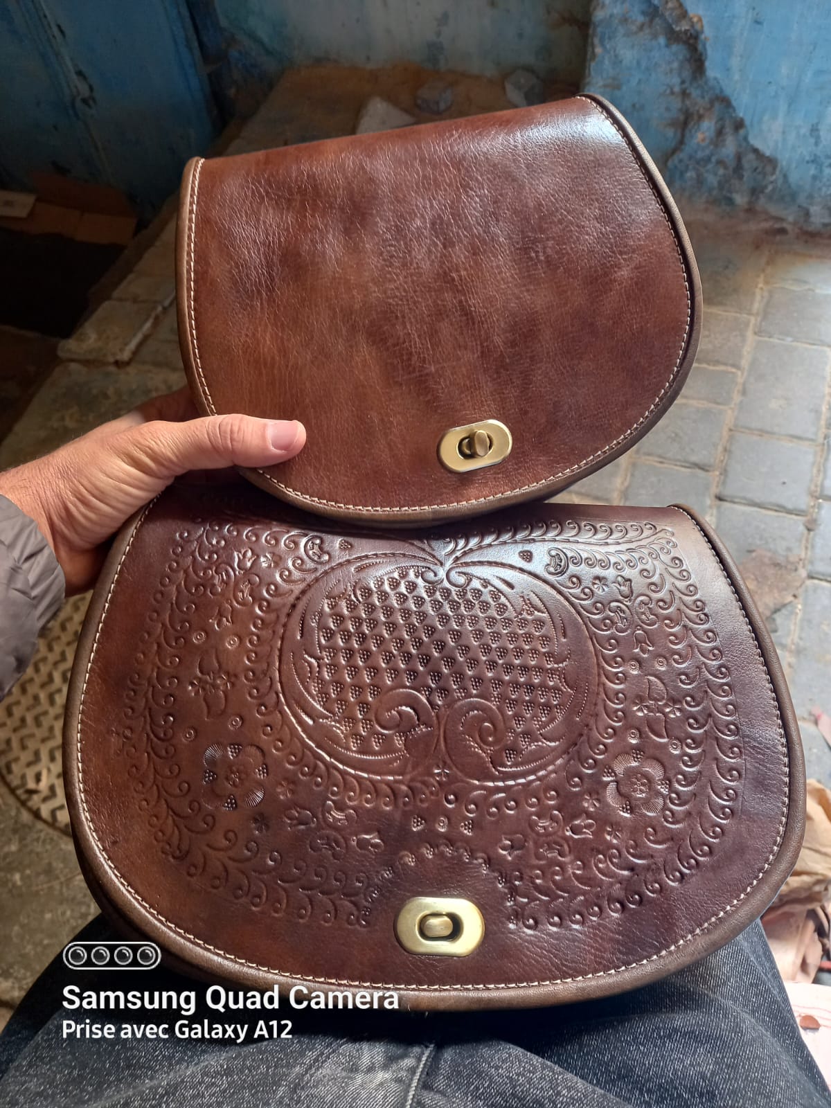 Sac bandoulière artisanal en cuir marron gravé