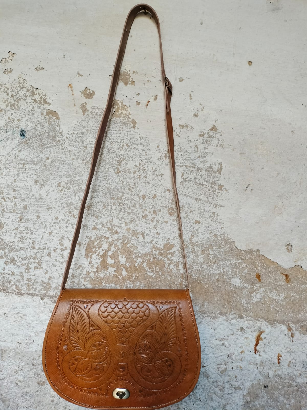 Sac bandoulière en cuir gravé camel