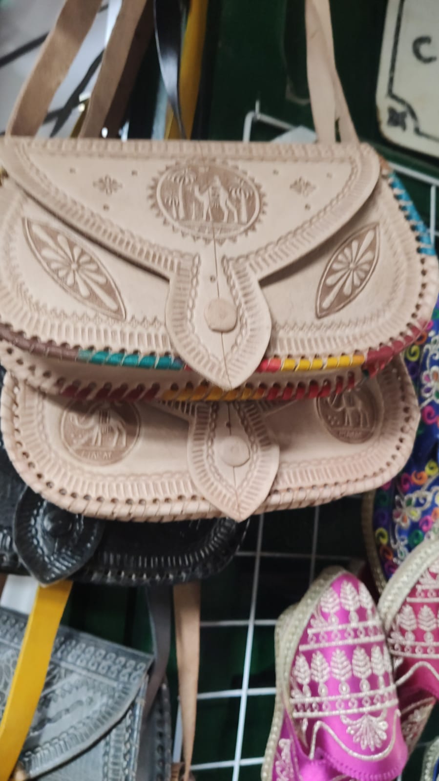 Sac bandoulière en cuir naturel gravé artisanal