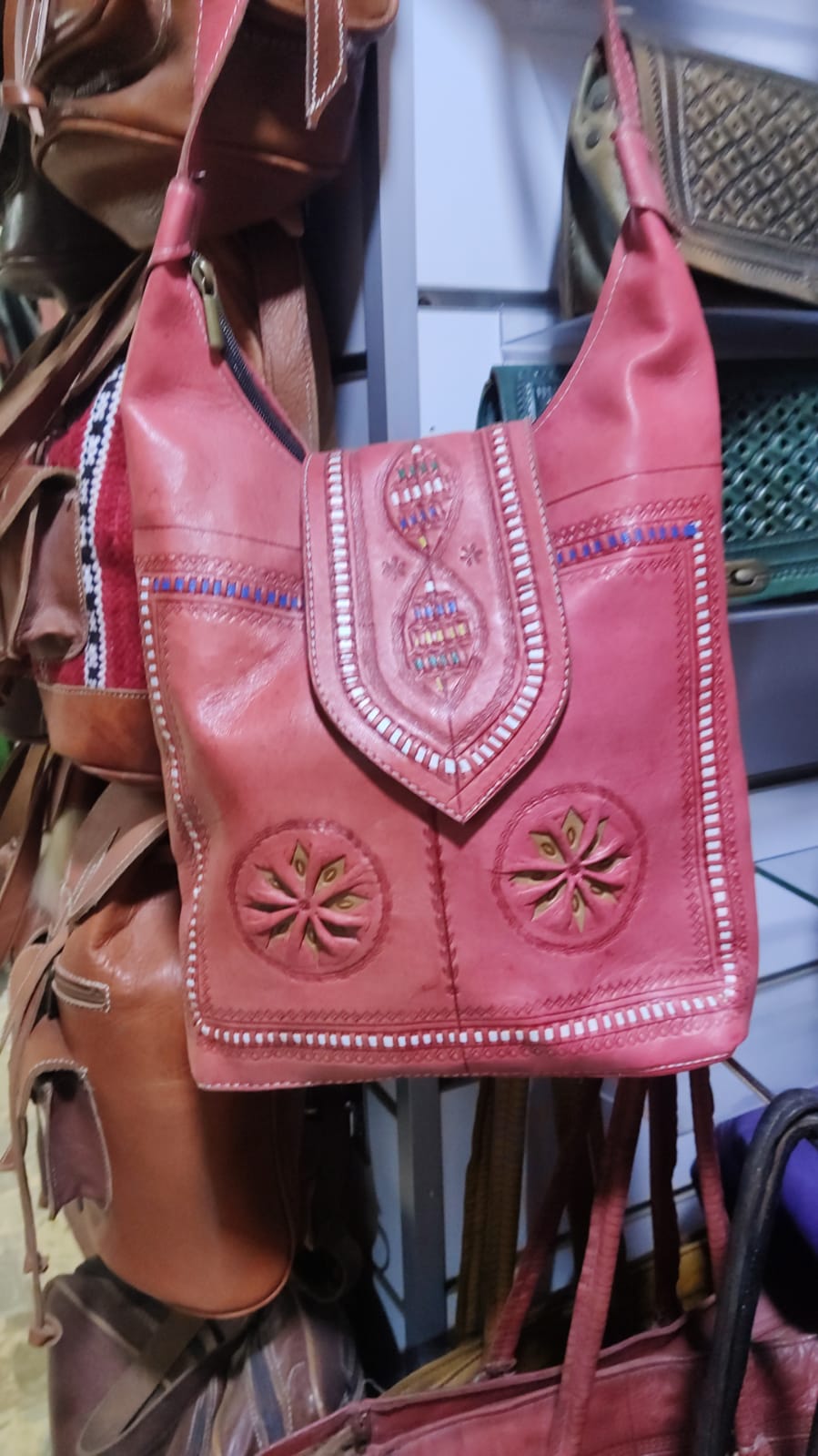 Sac besace en cuir rouge brodé artisanal