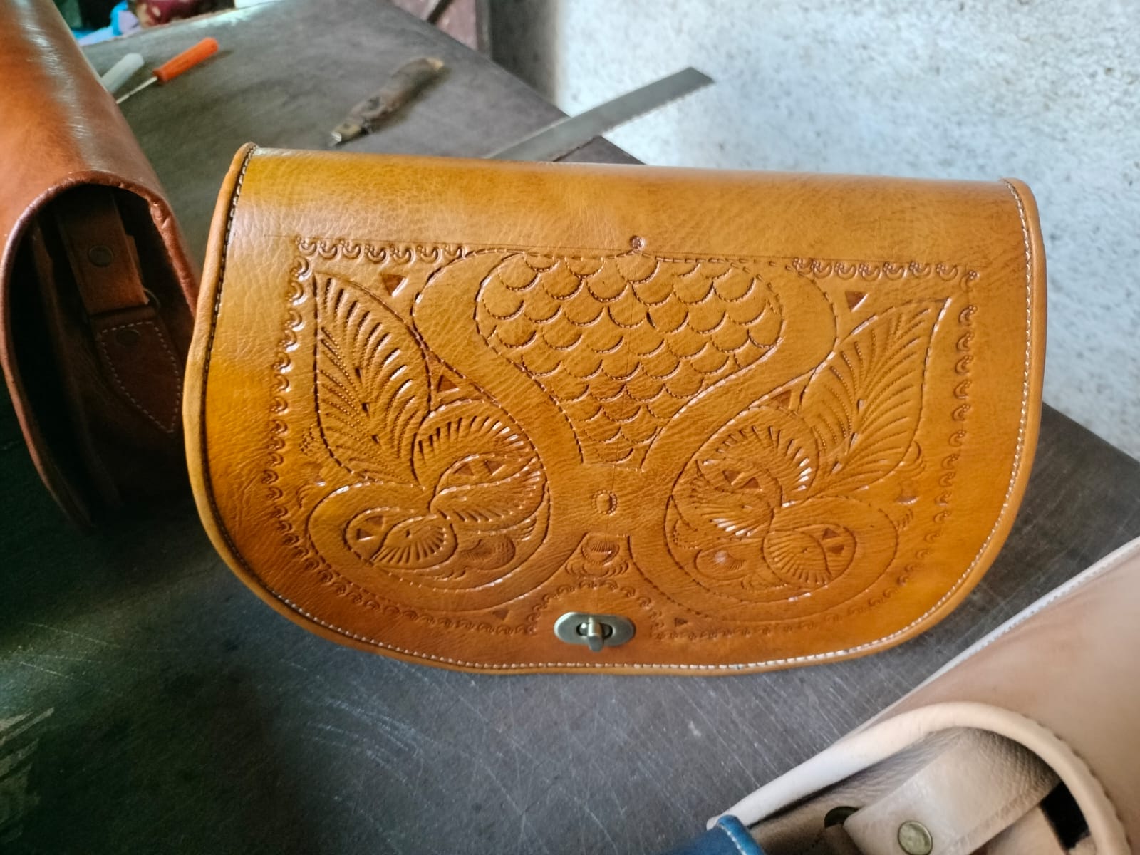 Sac pochette en cuir camel gravé motifs floraux