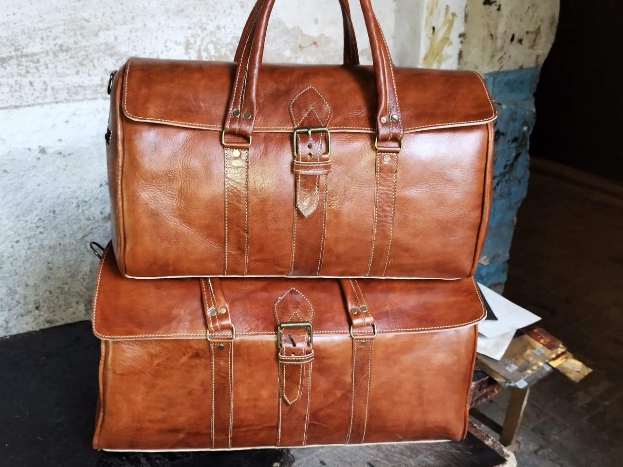 Sac de voyage en cuir cognac artisanal