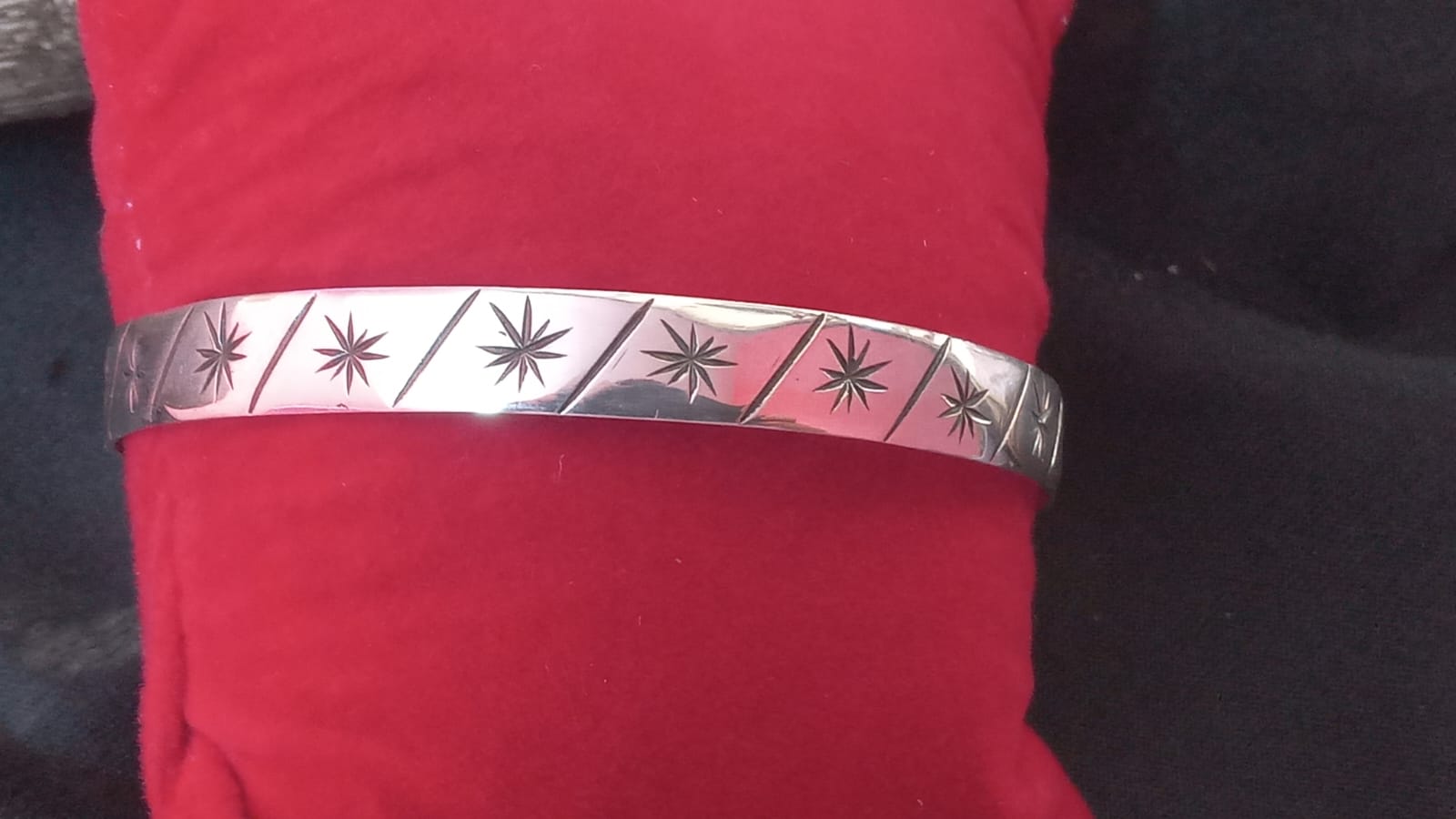 Bracelet jonc argenté gravé motifs étoiles