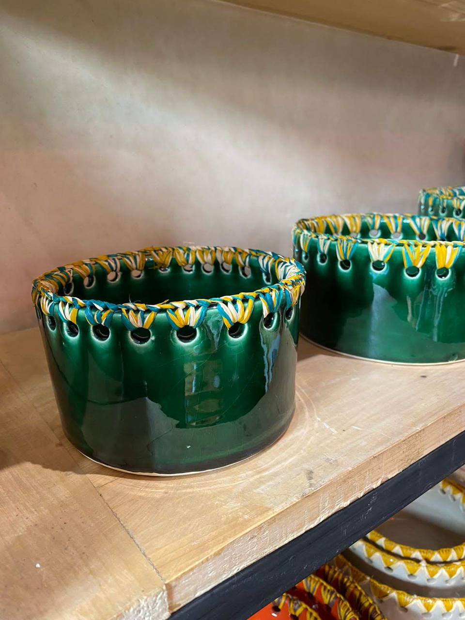 Bol céramique vert émaillé avec broderie colorée sur le bord