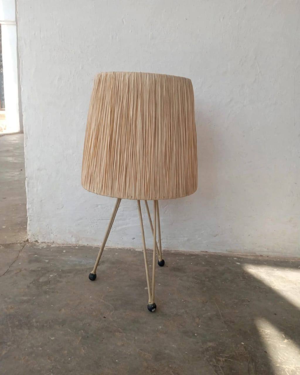 Lampe sur pied en raphia naturel avec trépied métal
