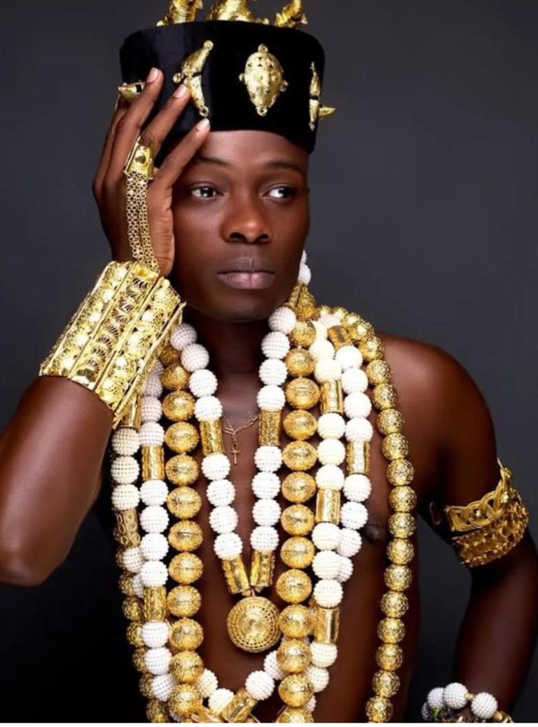Parure royale africaine : colliers perles blanches et dorées avec bracelets