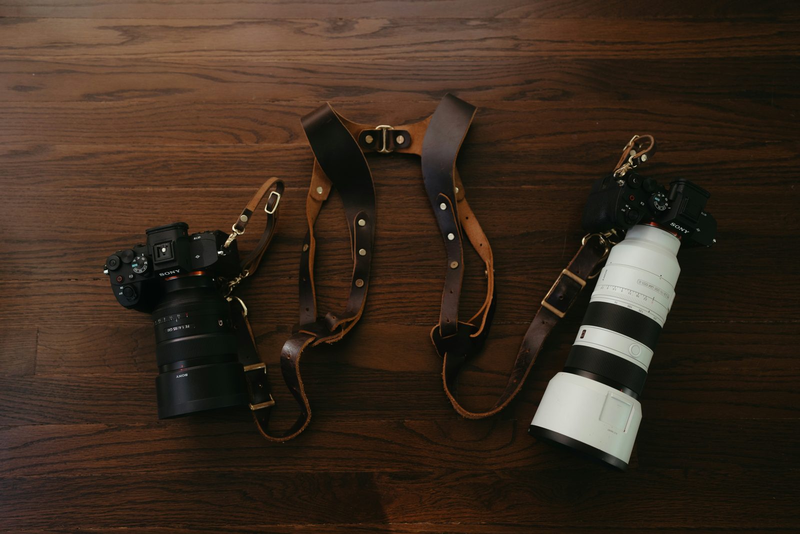 Harnais double appareil photo en cuir brun artisanal avec rivets laiton