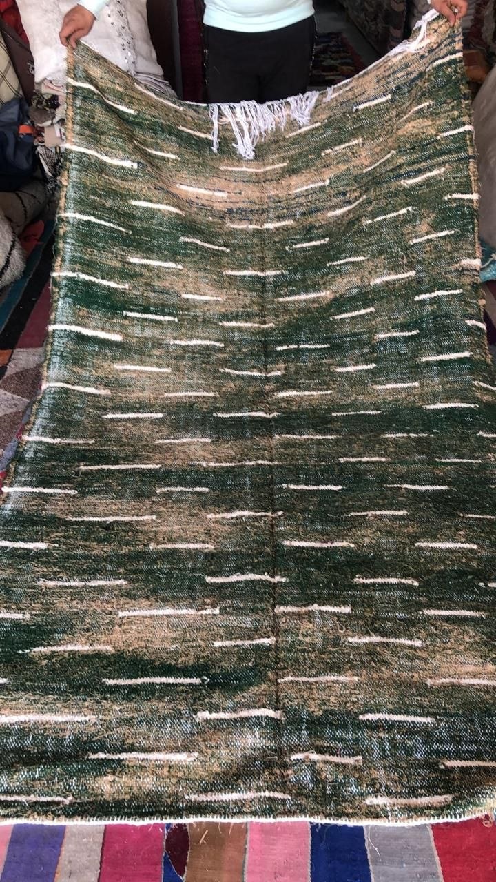 Tapis berbère artisanal vert à motifs blancs avec franges