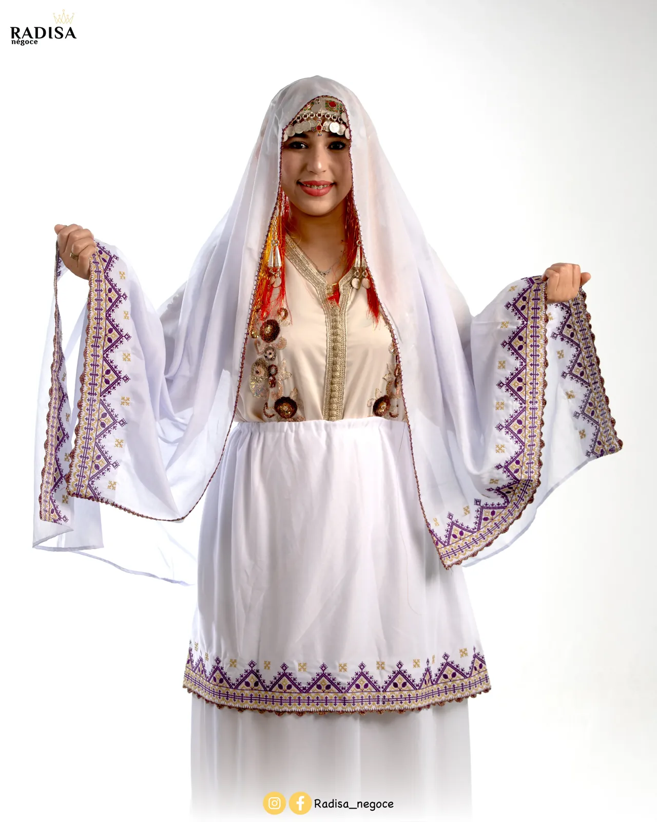 Ensemble traditionnel féminin blanc brodé violet et doré