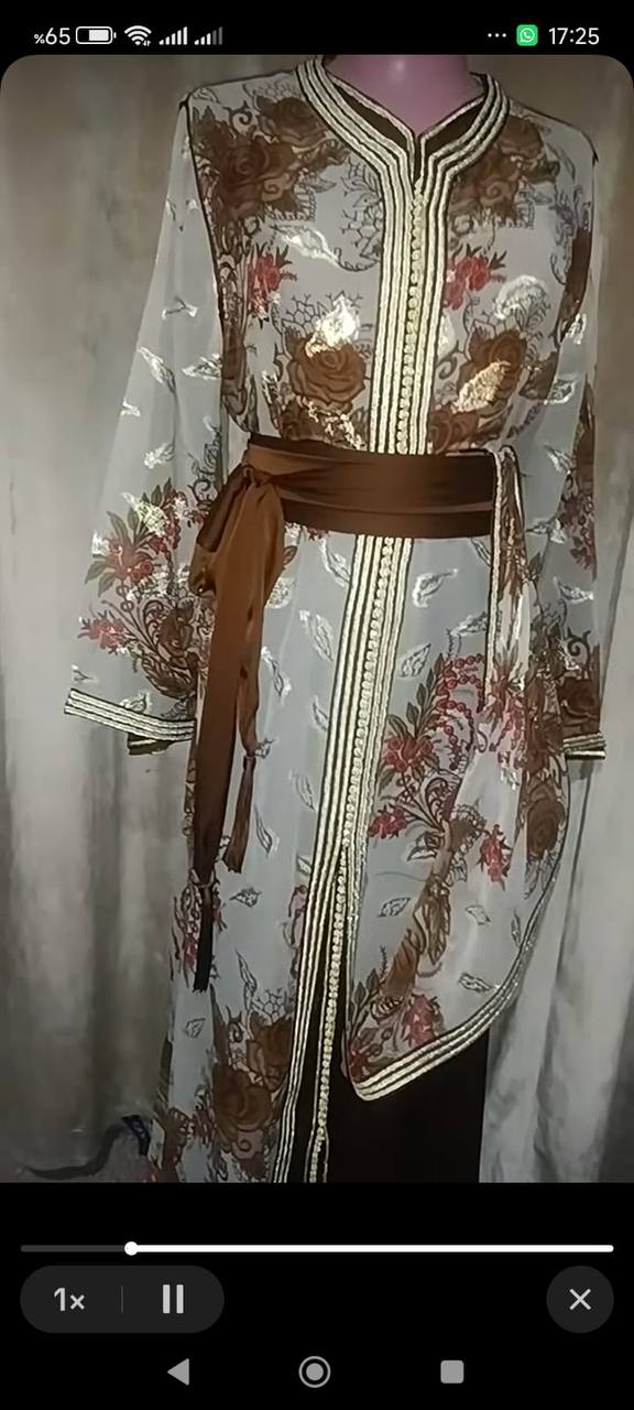 Caftan marocain blanc fleuri brodé doré avec ceinture marron