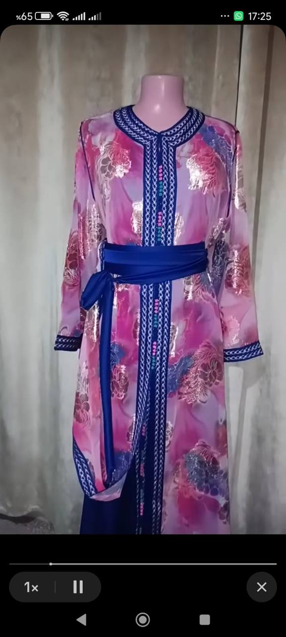 Caftan marocain rose et bleu à imprimé floral
