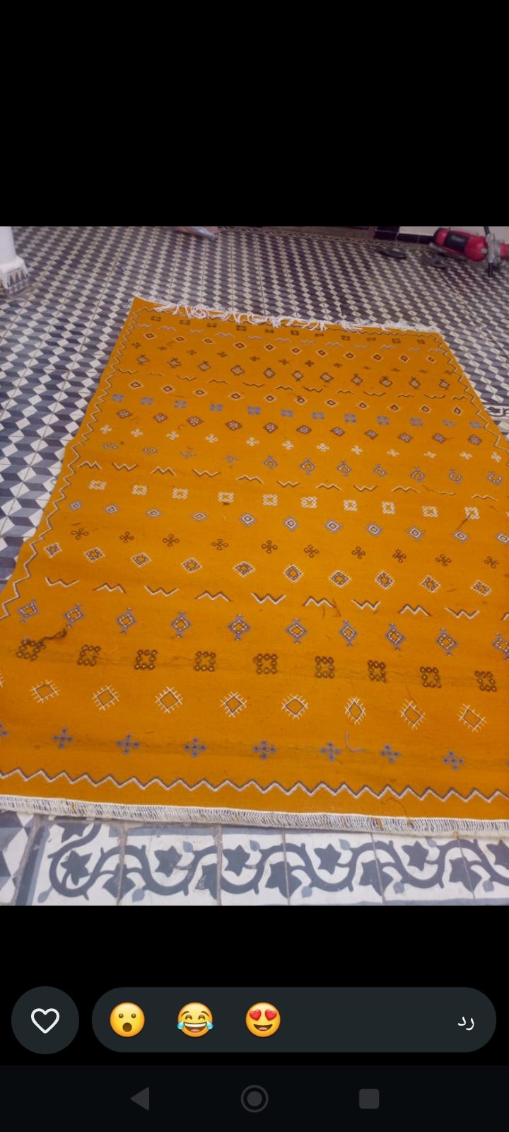 Tapis artisanal berbère jaune ocre à motifs géométriques brodés