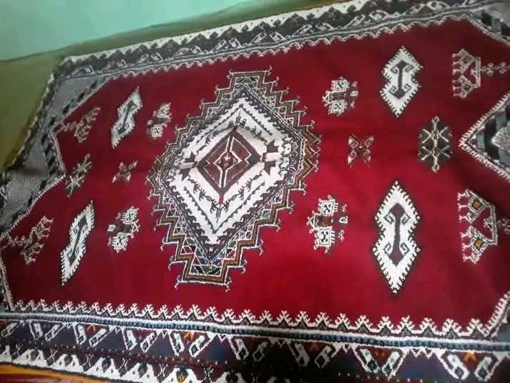 Tapis berbère artisanal rouge à motifs géométriques