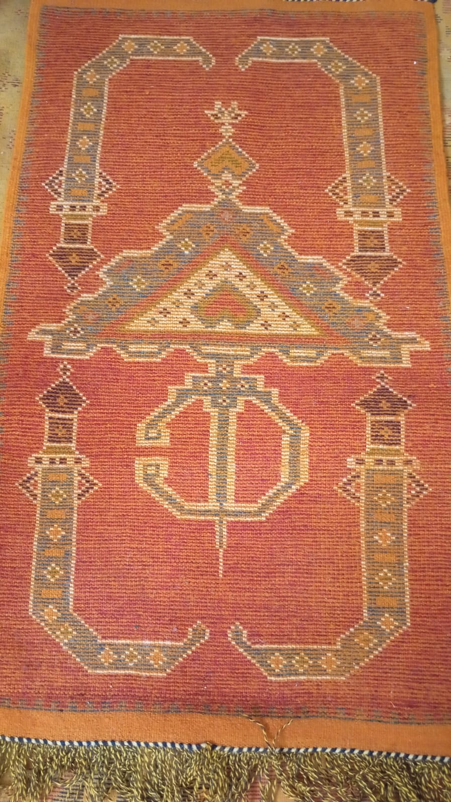 Tapis berbère fond terracotta médaillon mihrab