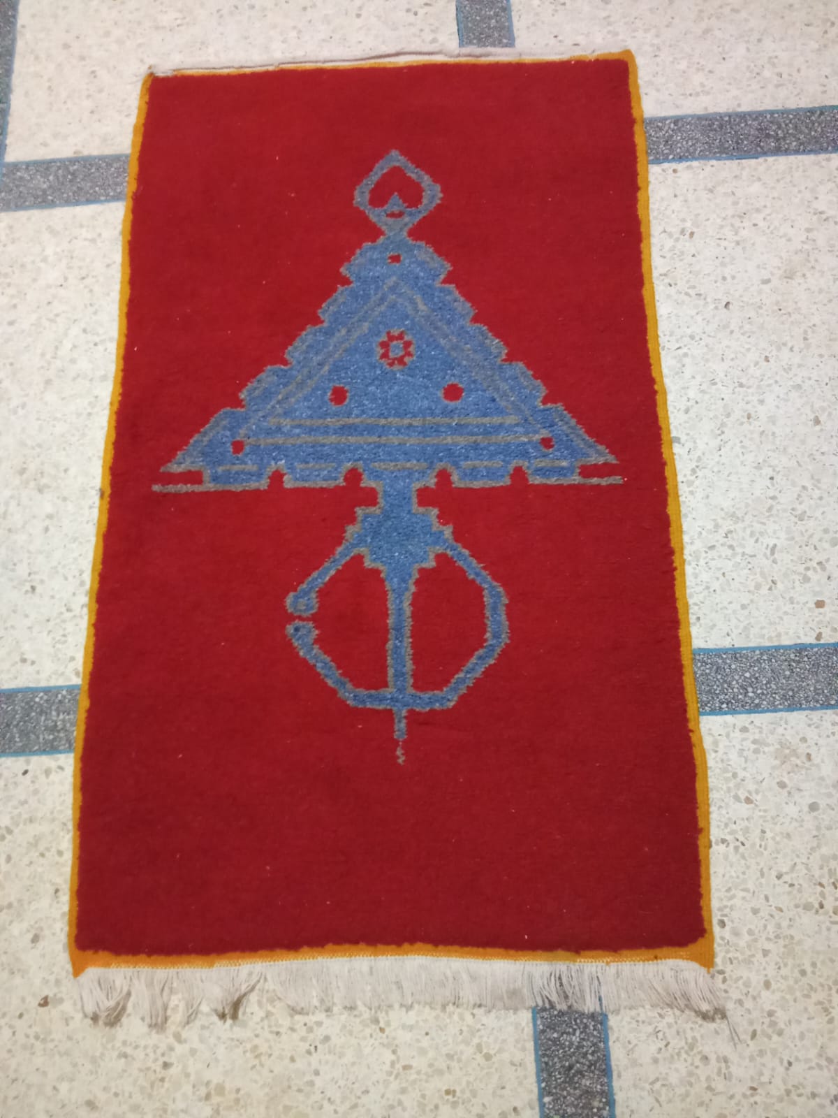 Tapis berbère laine rouge vif motif croix du Sud bleu