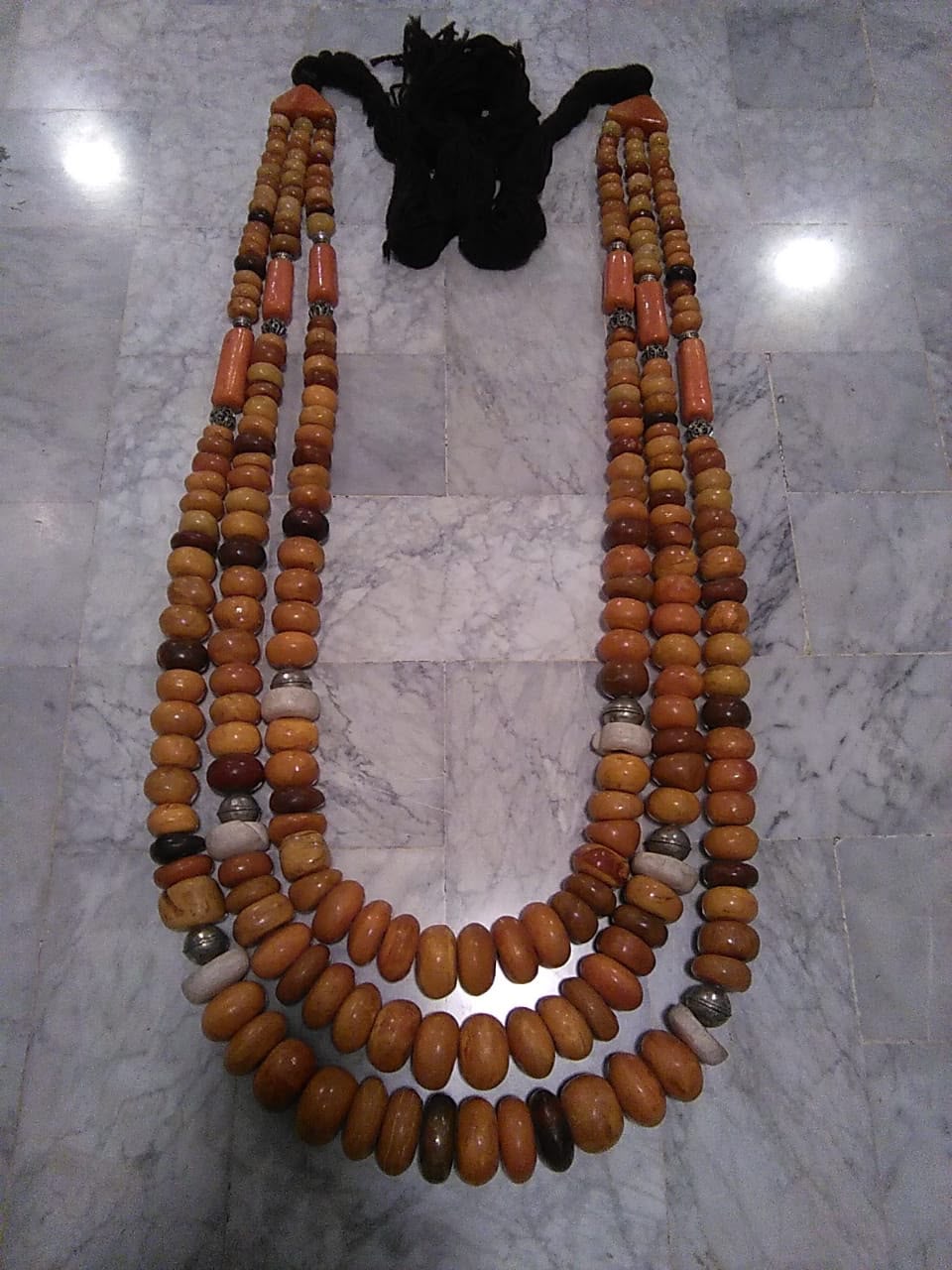 Collier berbère trois rangs, perles ambre et corail