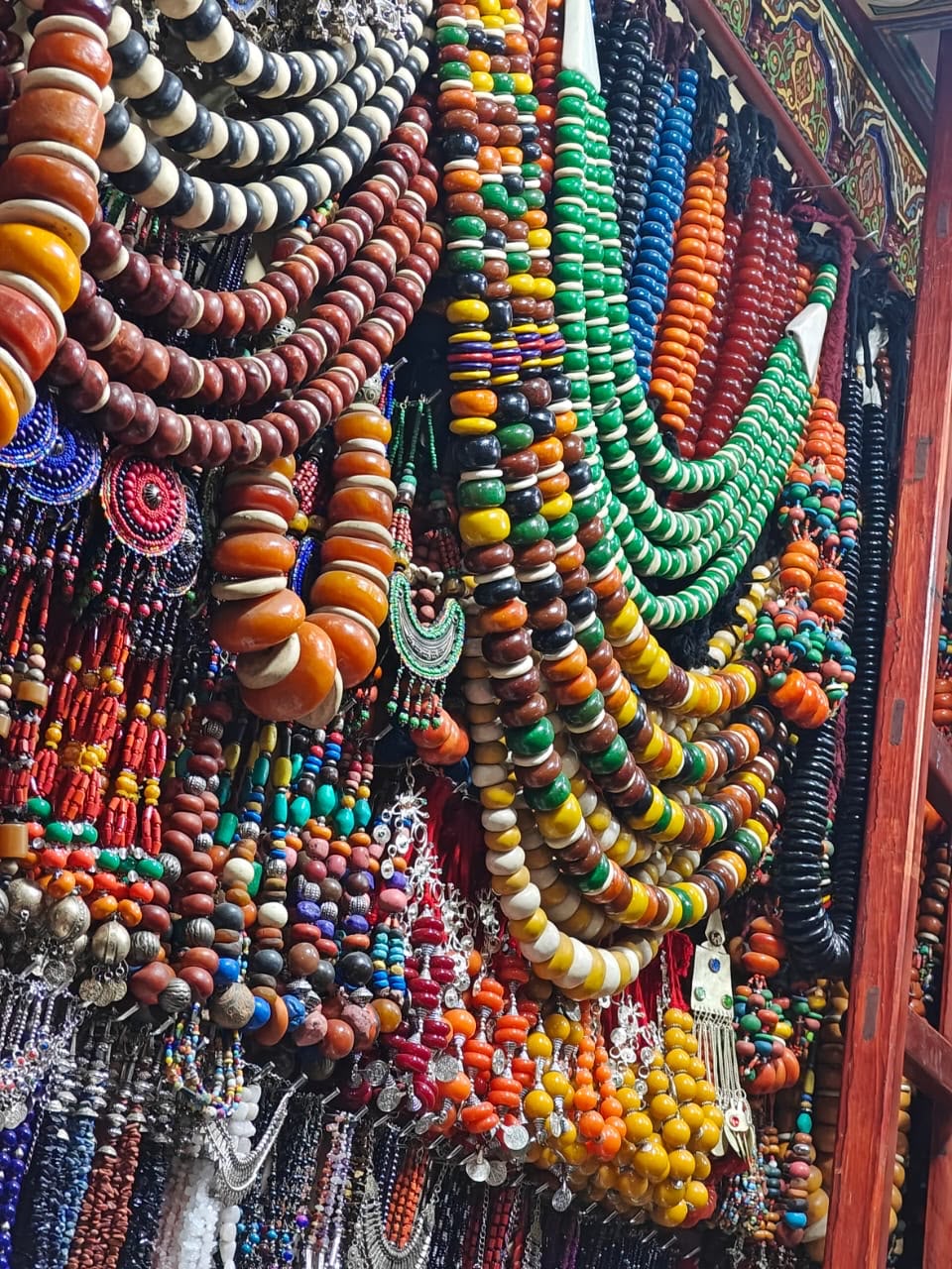 Collier de perles artisanal berbère multicolore