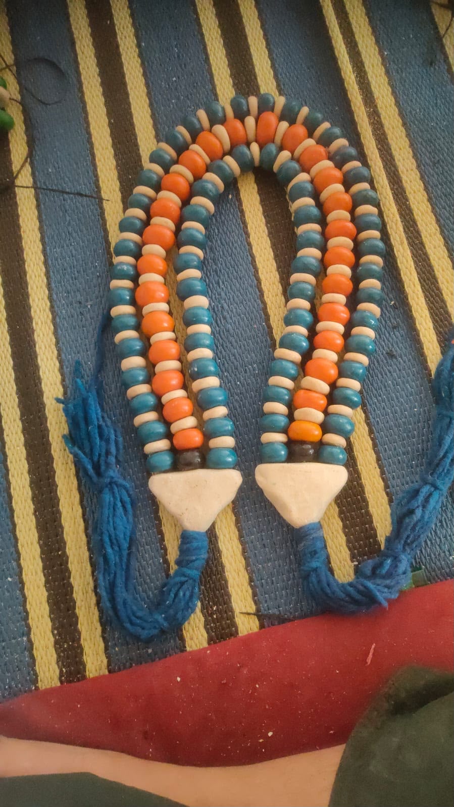 Collier perles bois tricolore pendentif triangle et pompons