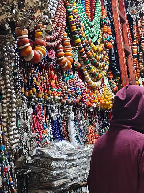 Colliers et bijoux de perles artisanaux - Assortiment souk