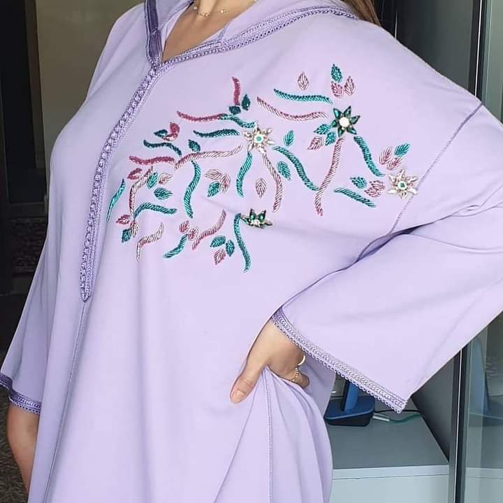 Caftan marocain lilas brodé floral avec strass artisanal