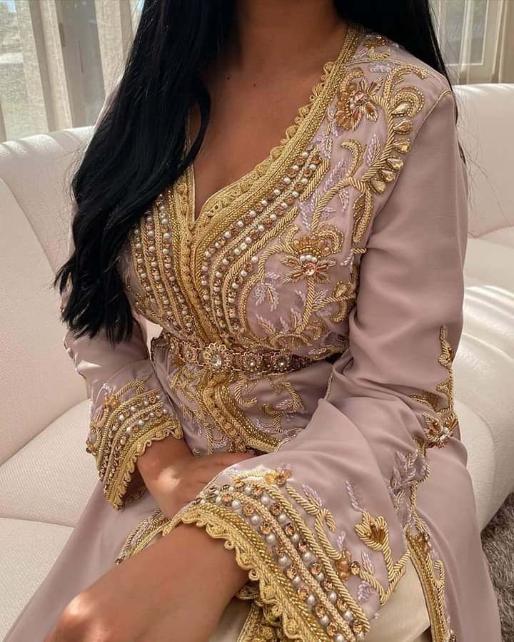 Caftan marocain rose poudré broderies dorées et perles toutar-alqaftan