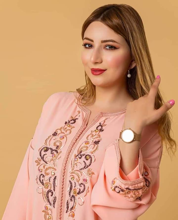 Caftan marocain rose poudré broderies dorées et pierres multicolores